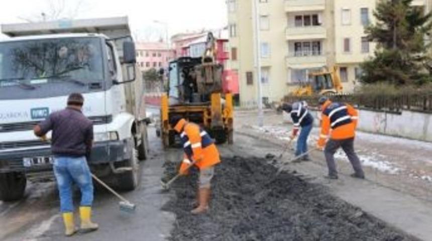 Ak&ccedil;akoca&rsquo;da Yağmurlama Sonrası Yol Onarımı Yapılıyor