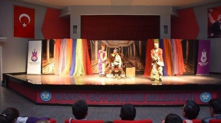 Şehzadeler Belediyesinden &Ouml;ğrencilere Karne Hediyesi