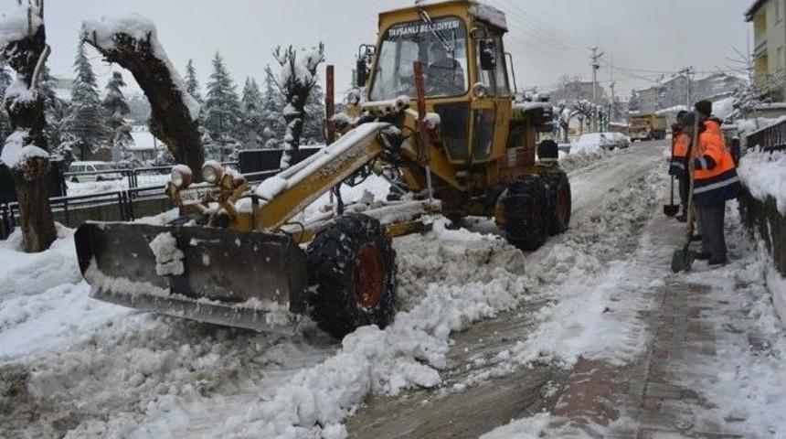 Tavşanlı Belediyesi Yoğun Kar Yağışının Ardından T&uuml;m Birimleriyle Alarma Ge&ccedil;ti