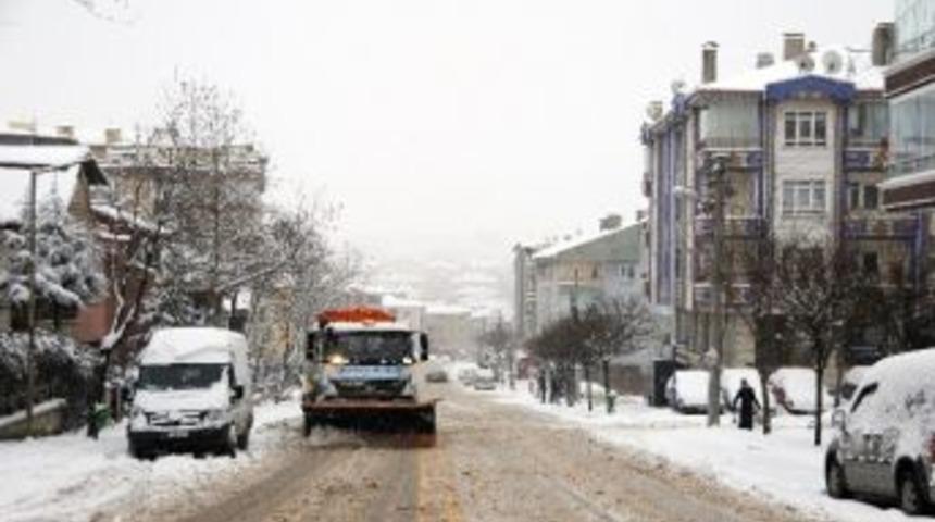 Pursaklar&rsquo;da Karla M&uuml;cadele Gece G&uuml;nd&uuml;z S&uuml;r&uuml;yor