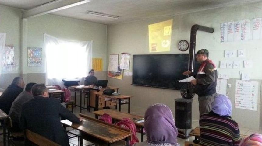 Jandarmadan Halka Bilin&ccedil;li İnternet Kullanımı Eğitimi Verildi