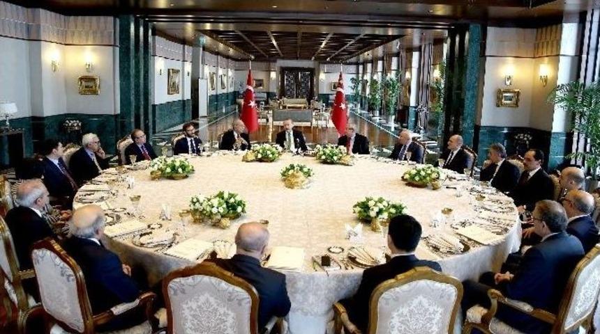 Cumhurbaşkanlığı Sofrası&rsquo;nda &rsquo;ter&ouml;r Ve Demokrasi&rsquo; Konuşuldu