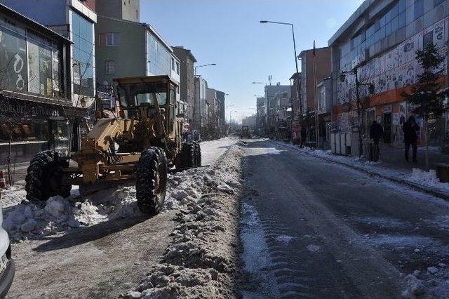 Kars Belediyesi’nin Kar Mesaisi