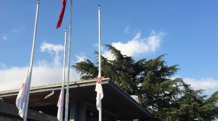 Ko&ccedil; Holding&rsquo;de Bayraklar Yarıya İndirildi