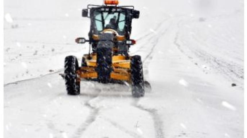 Kırıkkale&rsquo;de Karla M&uuml;cadele &Ccedil;alışmaları S&uuml;r&uuml;yor