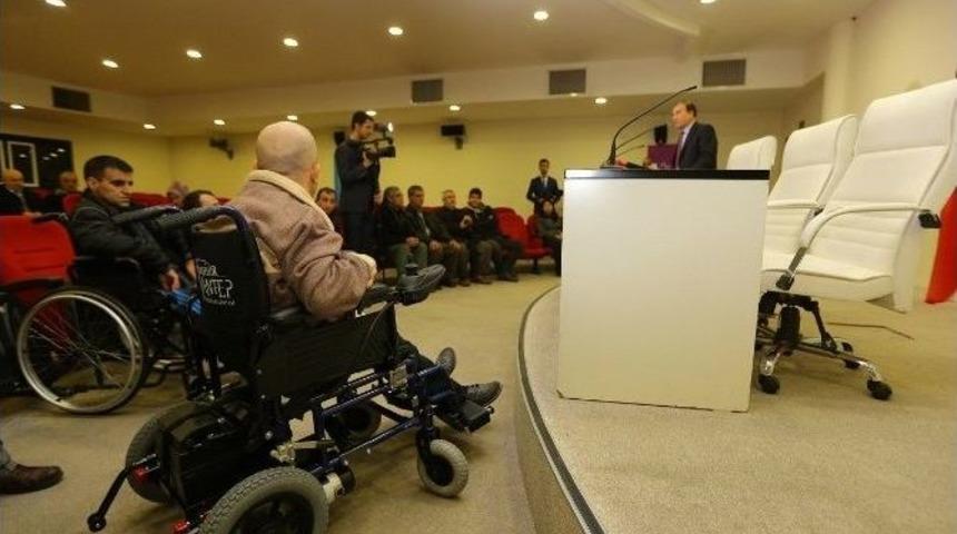 Engellilere Beyaz Baston, Saat Ve Tekerlekli Sandalye Desteği