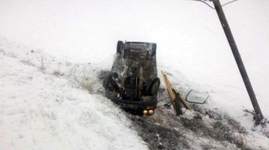 Şarampole Yuvarlanan Otomobil Elektrik Direğine Çarparak Ters Döndü