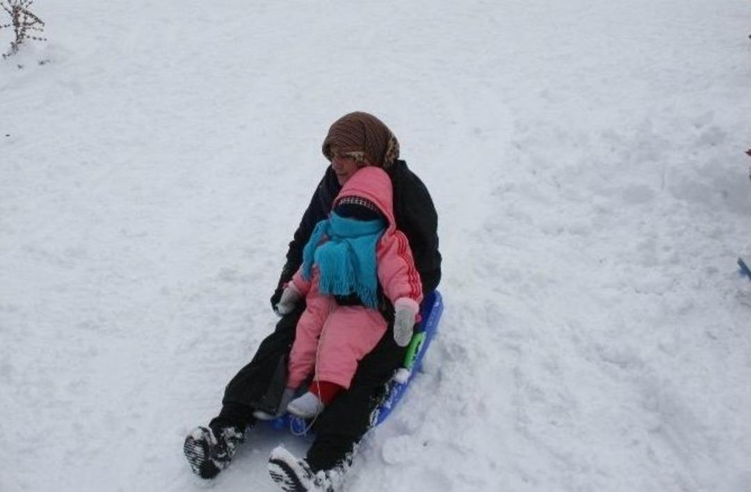 Uludağ&rsquo;da Naylon Ve Bidonla Kayma Keyfi
