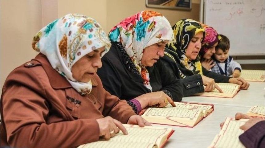 Ev Hanımları Kur&rsquo;anı Kerim &Ouml;ğreniyor