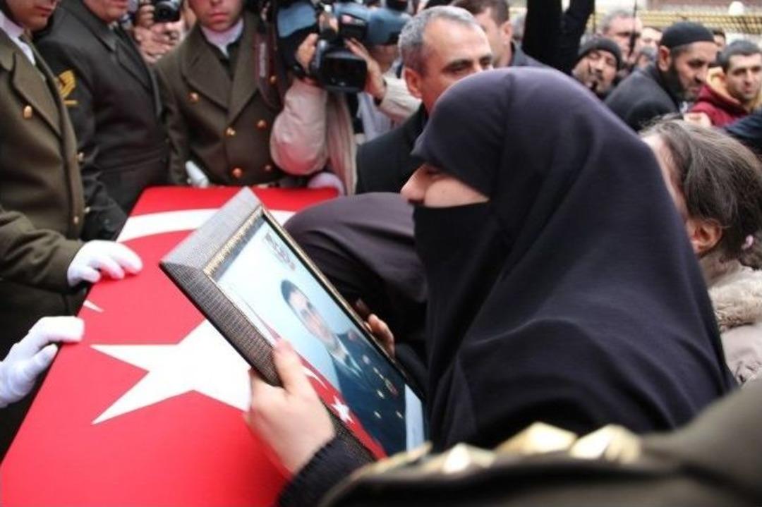 Turgutlu Şehidine Ağlıyor