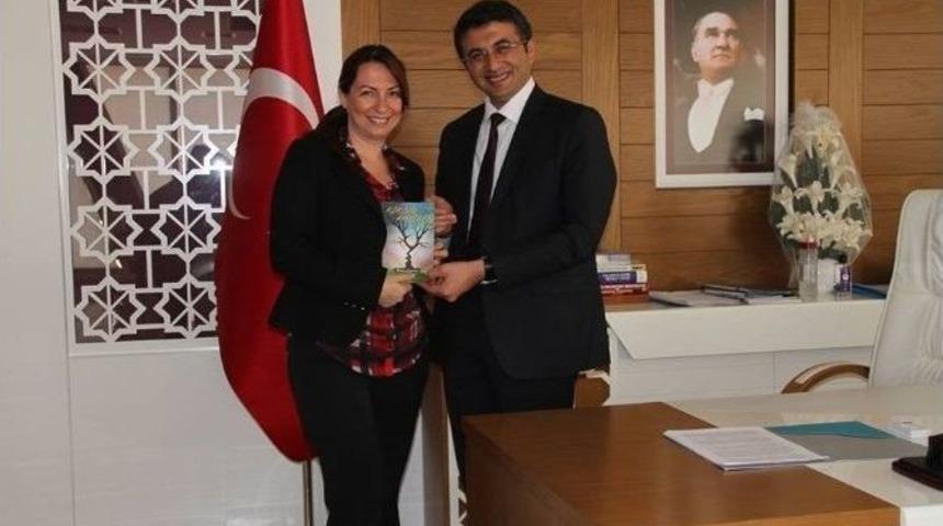 Sosyal İşler M&uuml;d&uuml;r&uuml; &Ccedil;evirmeci Başkan Sel&ccedil;uk&rsquo;a Kitabını Hediye Etti