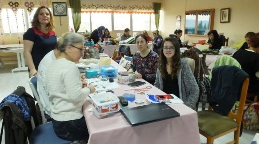 Burhaniye&rsquo;de Kadınlar Takı At&ouml;lyesi Kurdu