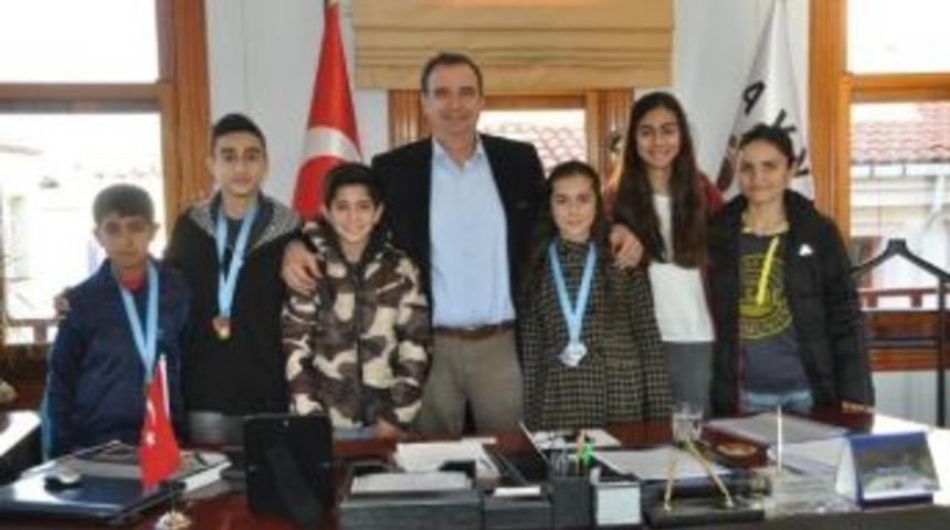 Başkan Rahmi Gen&ccedil;er, Şampiyonları &Ouml;d&uuml;llendirdi