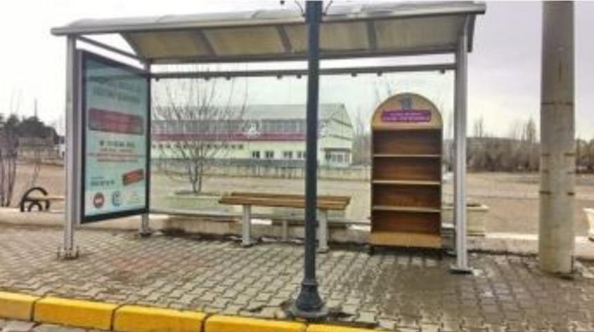 Avanos&rsquo;ta Otob&uuml;s Duraklarına K&uuml;t&uuml;phane Yerleştirildi