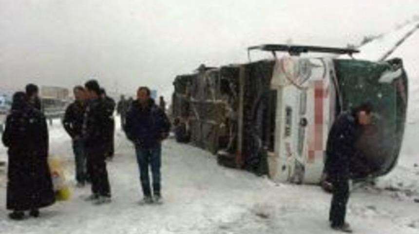 Elmadağ&rsquo;da Otob&uuml;s Devrildi: 25 Yaralı