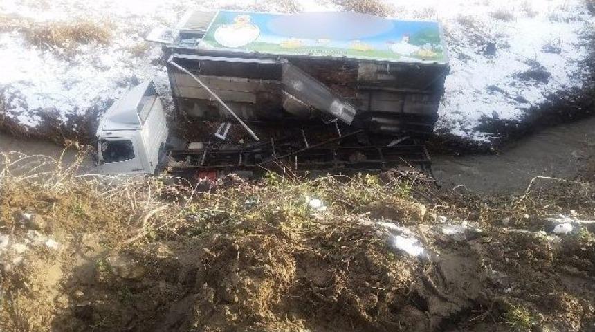 Demirci&rsquo;de Civciv Y&uuml;kl&uuml; Kamyon Dereye U&ccedil;tu: 2 Yaralı