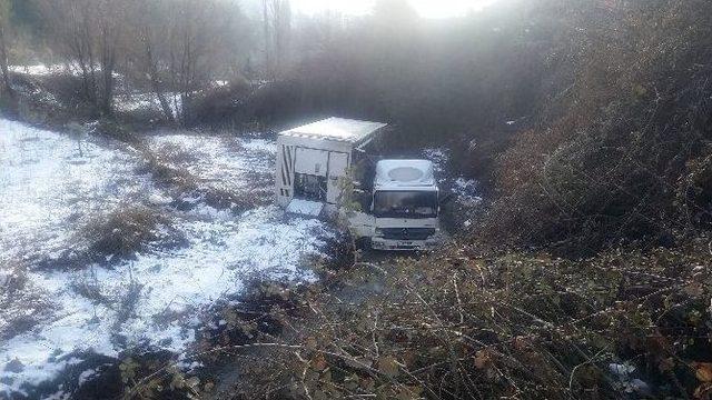 Demirci’de Civciv Yüklü Kamyon Dereye Uçtu: 2 Yaralı