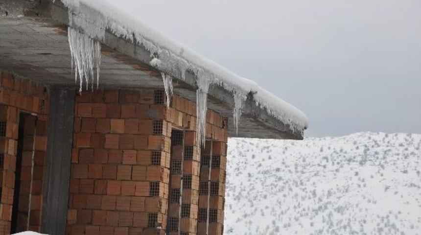 Buz Sarkıkları Vatandaşı Tedirgin Ediyor