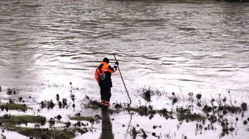 Irmakta Kaybolan Avcıyı Arama &Ccedil;alışmaları Devam Ediyor