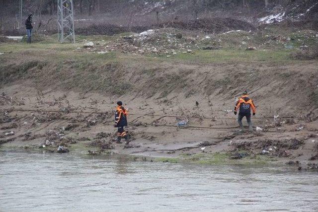 Irmakta Kaybolan Avcıyı Arama Çalışmaları Devam Ediyor