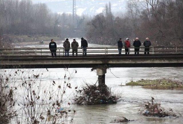 Irmakta Kaybolan Avcıyı Arama Çalışmaları Devam Ediyor