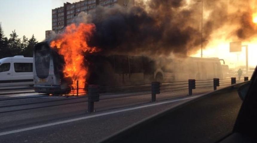 Şirinevler'de metrob&uuml;s yandı