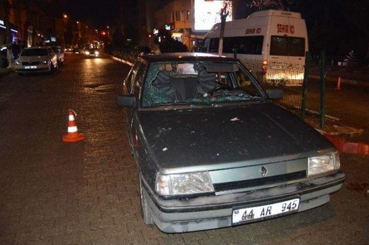 Besni’de Otomobil Yayaya Çarptı: 2 Yaralı