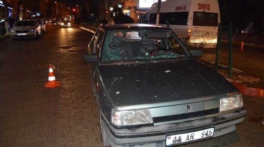 Besni&rsquo;de Otomobil Yayaya &Ccedil;arptı: 2 Yaralı