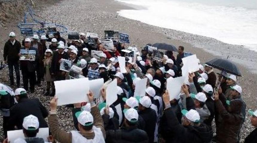 Antalya Konyaaltı Sahili&rsquo;nde &rsquo;aylan&rsquo;lar &Ouml;lmesin&rsquo; Eylemi