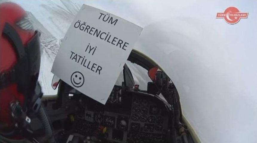 T&uuml;rk Yıldızlarından &Ouml;ğrencilere Karne Hediyesi