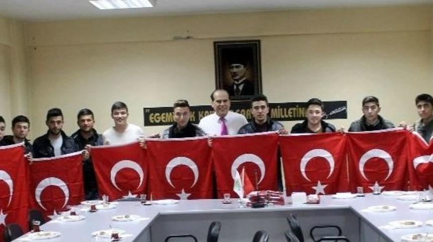 Başkan Ozan&rsquo;dan Askere Gidecek Gen&ccedil;lere Anlamlı Hediye