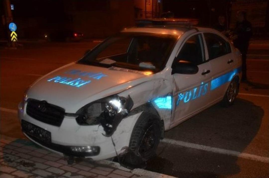 (&ouml;zel Haber) Trafik Ekibine Otomobil &Ccedil;arptı, Polis Direksiyon Başında Yaralandı