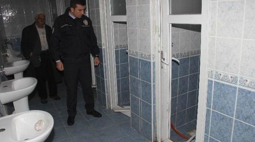Cami Tuvaletinin Kapıları Kırıldı