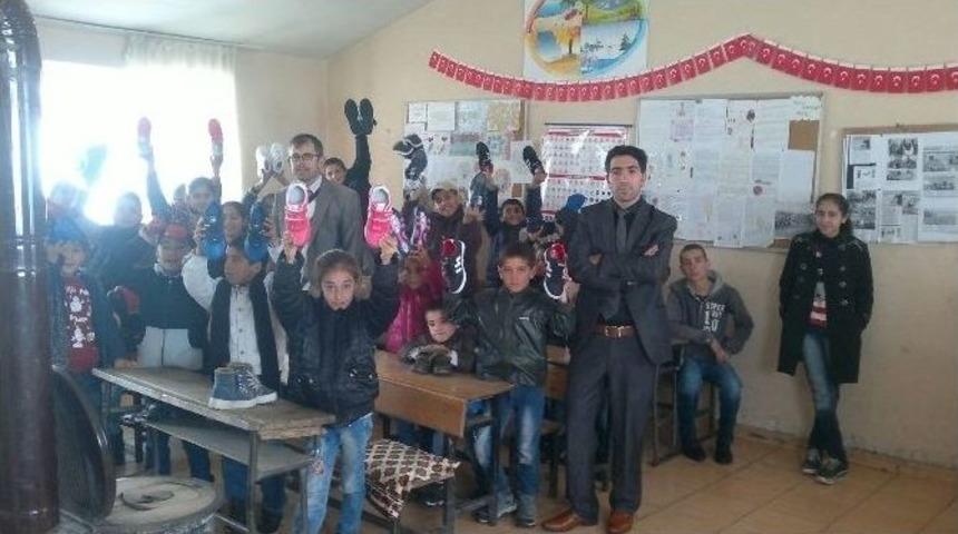 &Uuml;cretli &Ouml;ğretmenden &Ouml;ğrencilere Ayakkabı