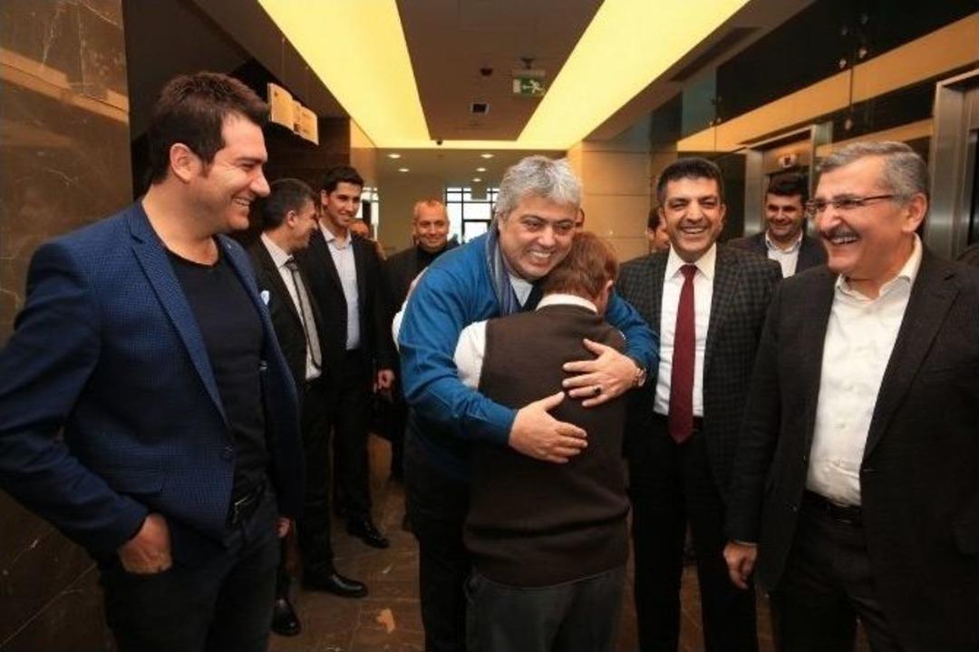 Cumhurbaşkanı Erdoğan&rsquo;ın Manevi Evladı Down Sendromlu İbrahim&rsquo;e, &Uuml;nl&uuml; Sanat&ccedil;ılardan Doğum G&uuml;n&uuml; S&uuml;rprizi