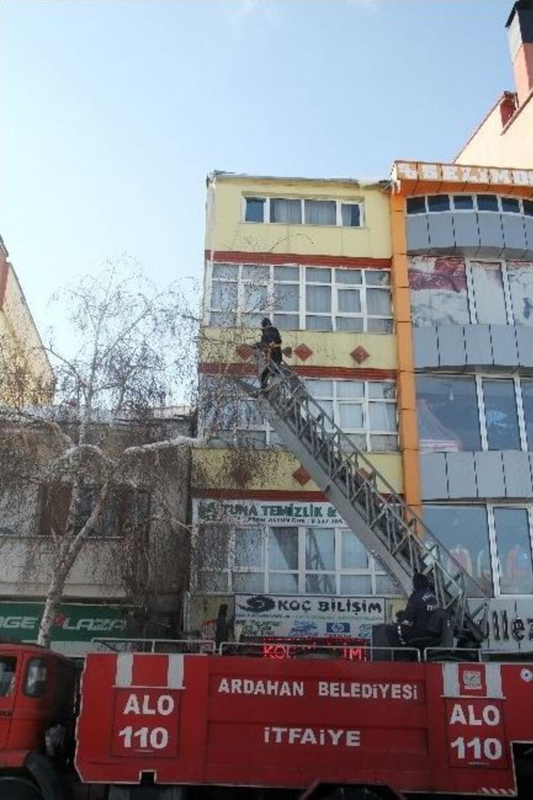 Ardahan&rsquo;da Buz Sarkıtları Temizleniyor