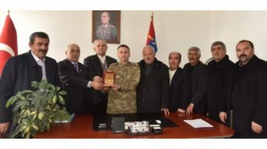 Muhtarlardan Komutan Bayram&rsquo;a Teşekk&uuml;r Plaketi