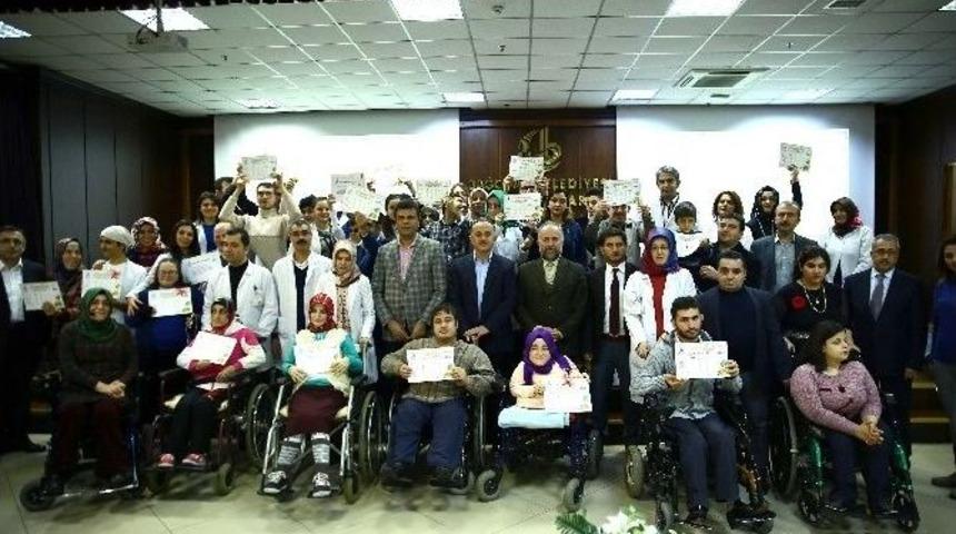 Engelli Kursiyerlerin Karne Sevinci