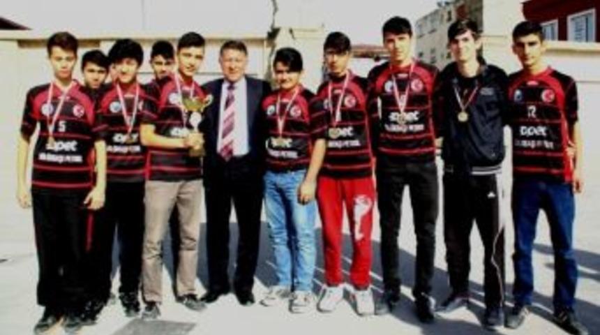 Erzin&rsquo;in Liseli Voleybol Takımlarının Başarısı