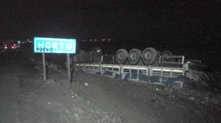 Tır Şarampole Yuvarlandı: İki Yaralı