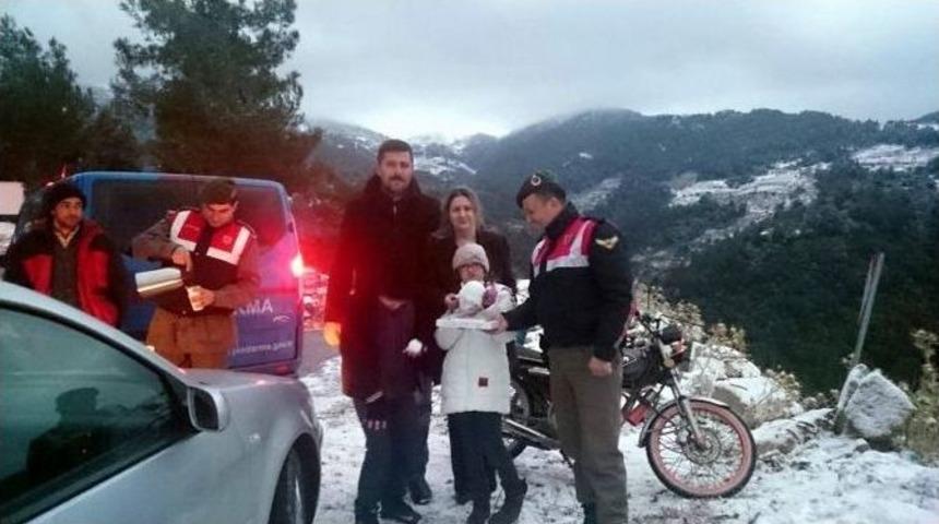 Aydın&rsquo;da 15 Ara&ccedil; Karda Mahsur Kaldı