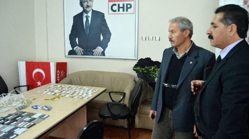 Chp Binası &Ouml;n&uuml;ne Kaset, Acı Biber Ve Siyah &Ccedil;elen Bıraktılar