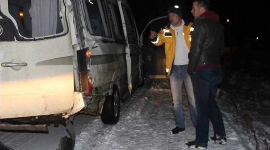 Yolcu Minib&uuml;s&uuml; Y&ouml;n Tabelasına &Ccedil;arptı: 2 Yaralı