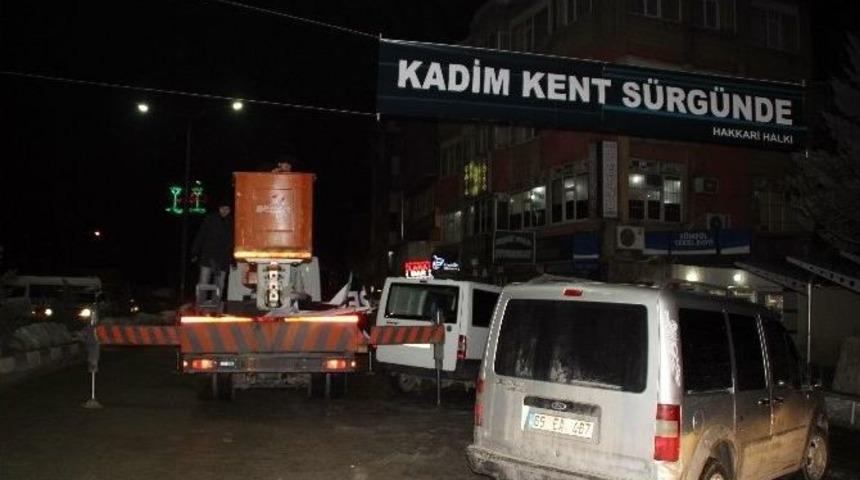 Hakkari&rsquo;de Asılan Pankartlar İndirildi