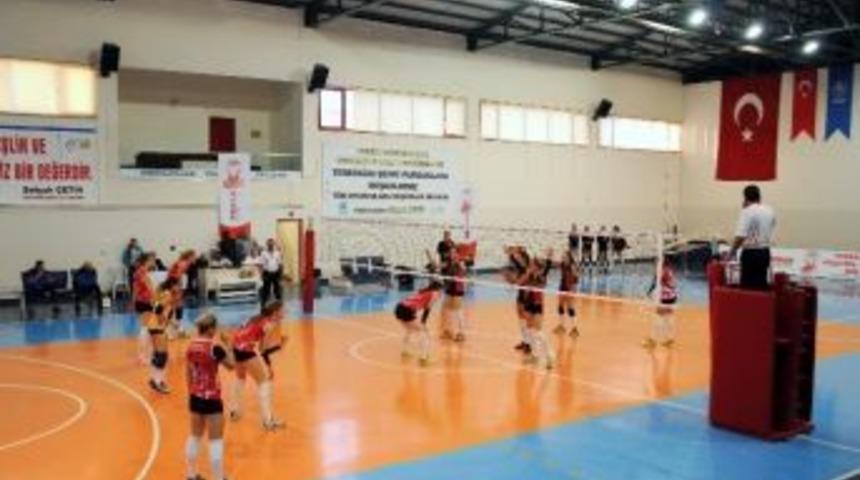 G&uuml;&ccedil; Koleji Pursaklar Voleybol Takımı Zirvede