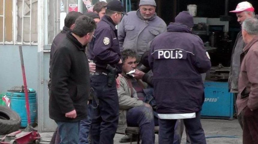 Şişirmek İstediği Kamyon Lastiği Patlayınca Yaralandı