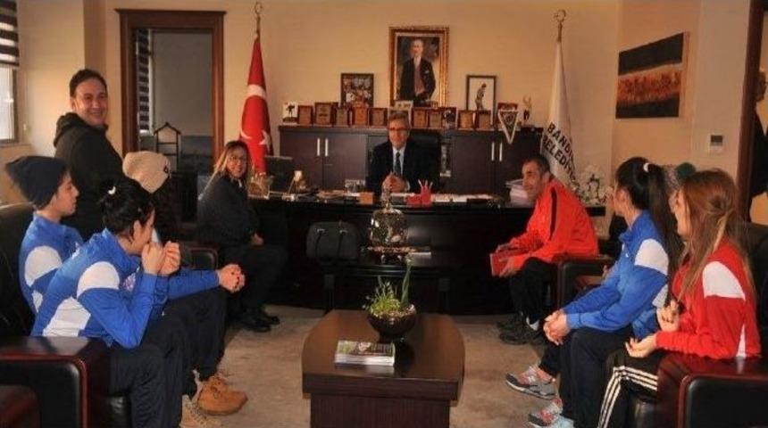 Bandırma Bayan Hentbol Takımından Başkan Mirza&rsquo;ya Ziyaret
