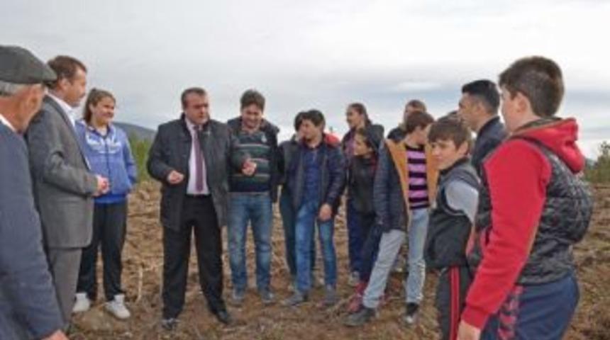 &Ouml;ğrenciler Fidan Dikti