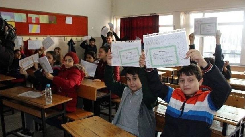 İzmir&rsquo;de 670 Bin &Ouml;ğrenci Karne Aldı