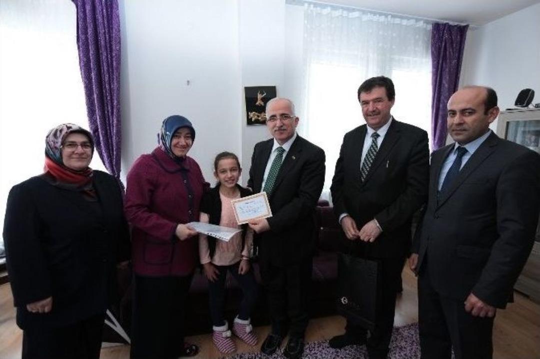 Vali Tuna Evde Eğitim G&ouml;ren &Ouml;ğrencilere Karnelerini Verdi